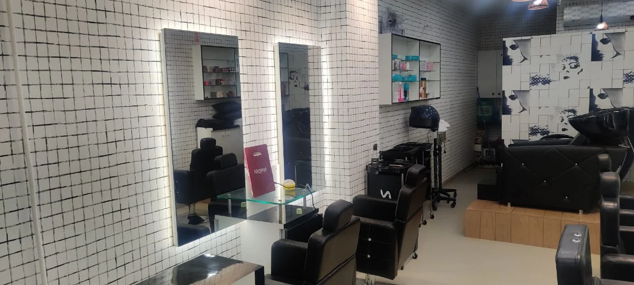 Beloz The Unisex Salon image